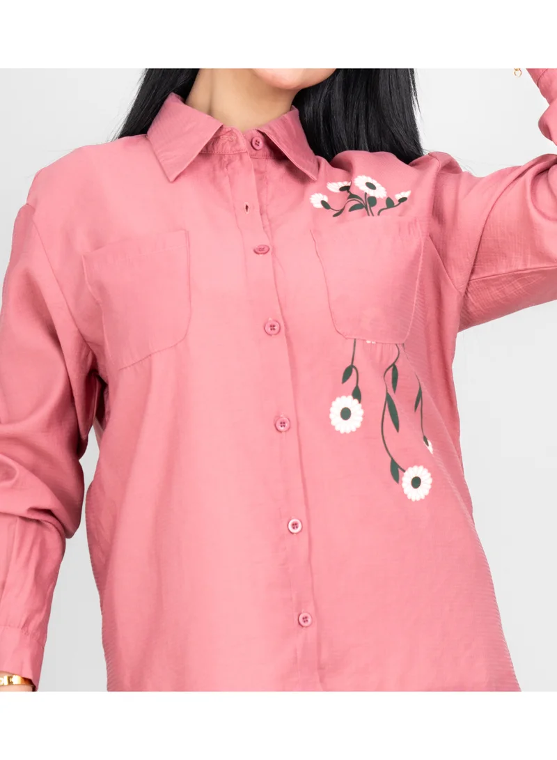 اكسا طقم عصري من قطعتين، قميص وبنطال سادة، بتفاصيل تطريز جانبية.